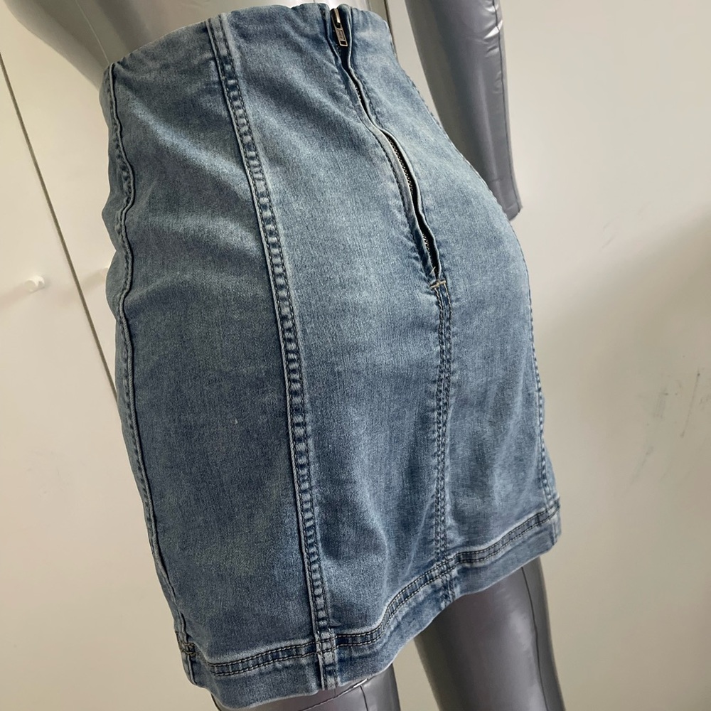 Free People Blue Jeans Skirt Size 0 with Zipper Short Mini  Denim Fits Like XS
